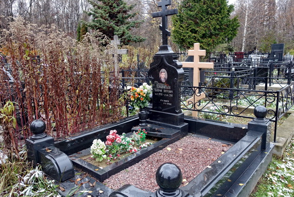 Изящное гранитное надгробье в православном стиле